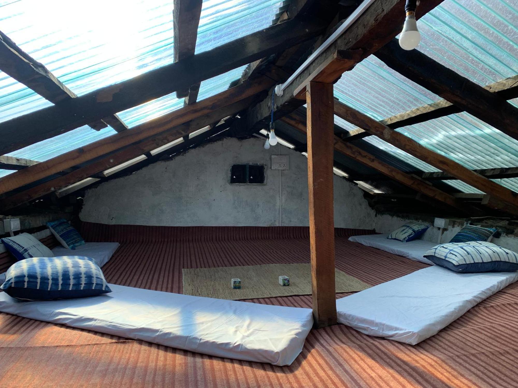 The Nook, Sainj Hostel Bagian luar foto