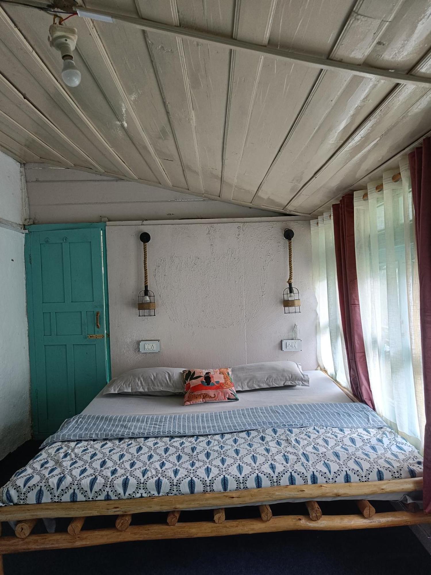 The Nook, Sainj Hostel Bagian luar foto